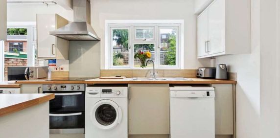 🫧We are Pleased To Offer This Well Maintained And Clean Property, Situated In The Highly Sought After Residential Area Of Deeds Grove🫧 Room 2 - Photo 2