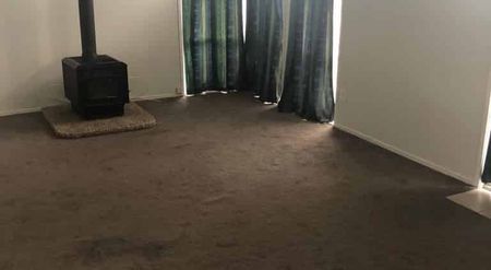 Fantastic 3-Bedroom Home in Central Papakura - Ideal for Your Extended Family! - Photo 2