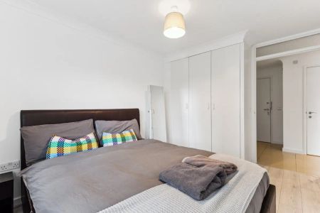 2 bedroom flat in Heathstan Road - Photo 5