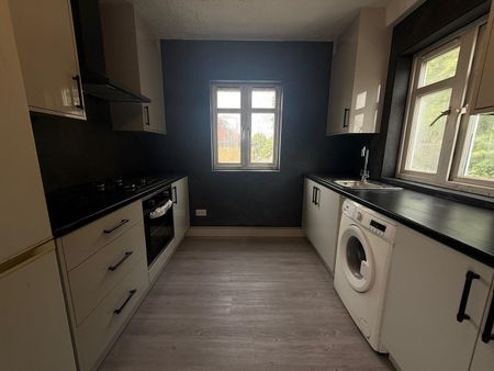 Room in a Shared Flat, Great West Road, TW5 - Photo 4