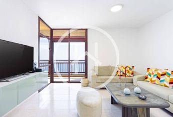 Amplio apartamento de cuatro dormitorios con vistas al mar en Radazul Bajo
