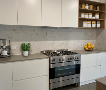 LARGE MODERN 4 BEDROOM HOME - Photo 5