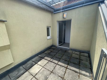 SONNIGE DACHWOHNUNG - TERRASSE - GARTENMITBENÜTZUNG - U6 SIEBENHIRTEN - UNBEFRISTET - Photo 2