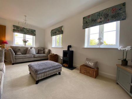 3 bedroom detached house to rent - Photo 2