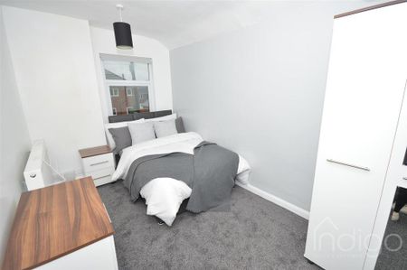 1 bedroom in a house share to rent - Photo 3