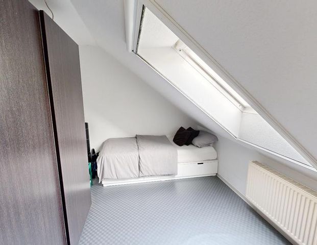 Helle 4-Zimmer Dachgeschosswohnung in ruhiger Lage mit Balkon - Foto 1
