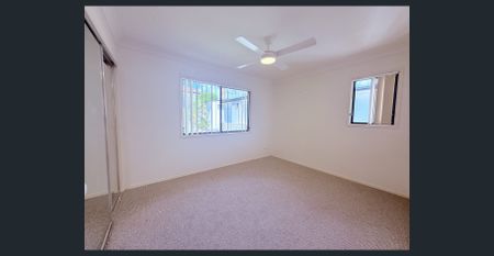 Spacious & Stylish 3-Bedroom Townhouse in Prime Redcliffe Location - Photo 3