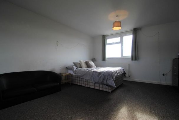 6 bedroom semi-detached house to rent - Photo 1