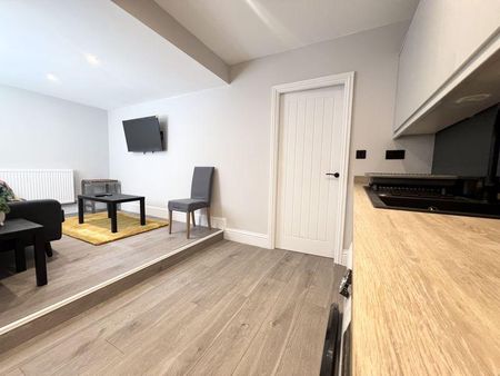 1 bedroom in a house share to rent - Photo 2