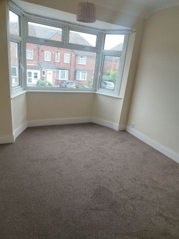 4 Bed Semi-Detached House, Montcalm Road, SE7 - Photo 2
