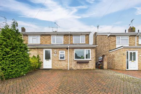 3 bedroom semi-detached house to rent - Photo 5