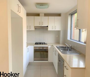 Modern 2 bedroom Townhouse with private yard - Photo 5