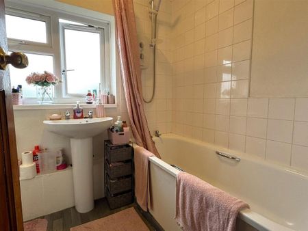 3 bedroom semi-detached house to rent - Photo 5