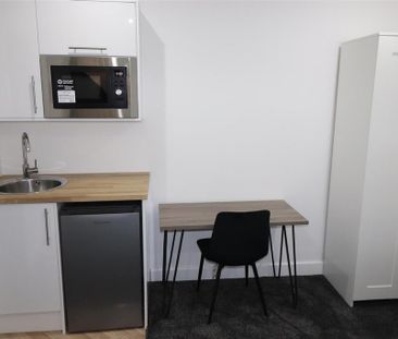 1 bedroom in a house share to rent - Photo 2