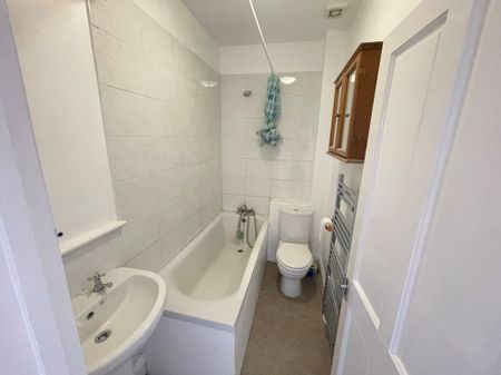 2 bedroom flat to rent Pevensey Road - Photo 2