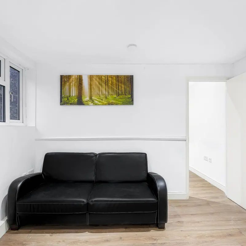 2 bedroom flat in London - Photo 1