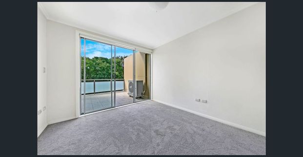 Spacious apartment of superb convenience - Photo 1