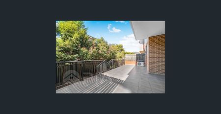 Spacious unit with huge back yard! - Photo 2