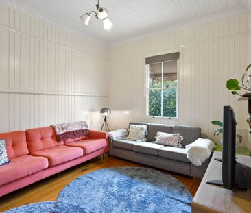 Character filled East Toowoomba Cottage waiting for you to call home! - Photo 5