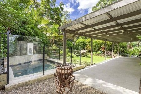 Elegant Queenslander Retreat at 31 Topaz Street - Photo 2