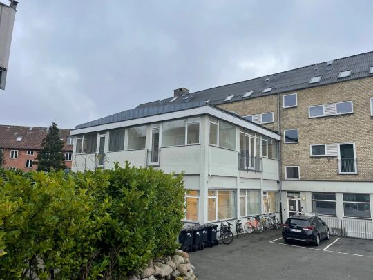 Lys og rummelig 3-værelses lejlighed på 1. sal - Photo 1