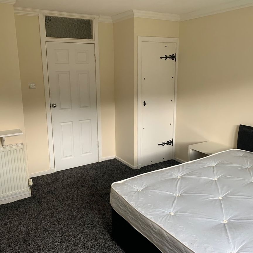 2 Bed Flat, Raithburn Avenue, G45 - Photo 1