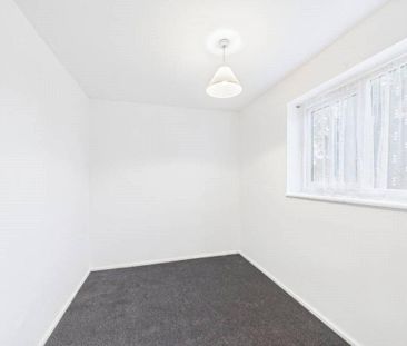 3 bedroom end of terrace house to rent - Photo 2