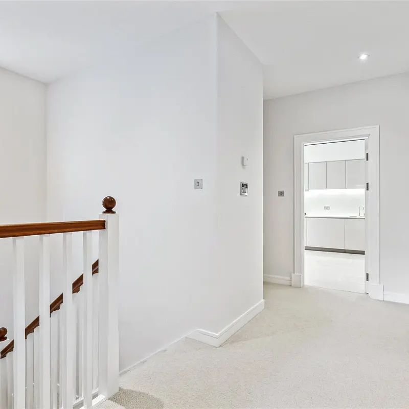 2 bedroom flat in London - Photo 1