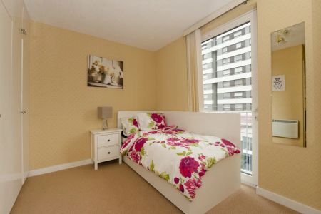 2 bedroom flat in London - Photo 5