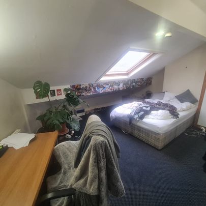 7 Bed - 1 The Village Street, Burley, Leeds - LS4 2PR - Student - Photo 1