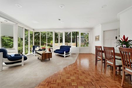 Place your family with perfect park-side poise - Photo 3