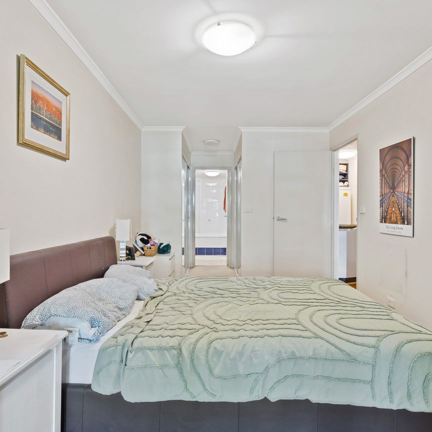Modern, Fully Furnished Apartment in the Heart of Manuka! - Photo 1