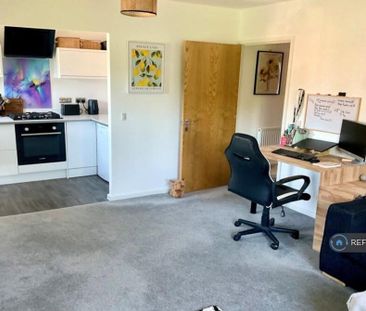 2 bedroom flat to rent - Photo 2