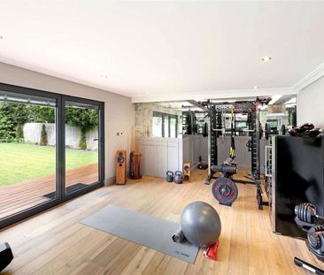 An exceptional Beaconsfield residence offering expansive, family lu... - Photo 1