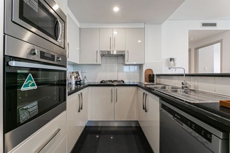 Fully Furnished 3-Bedroom Apartment | Luxury Urban Living in the Heart of Waterloo - Photo 3