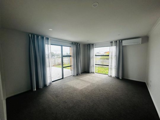 Stunning modern property with views - Photo 1