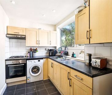 A well-presented three bedroom house, with a large garden - Photo 5