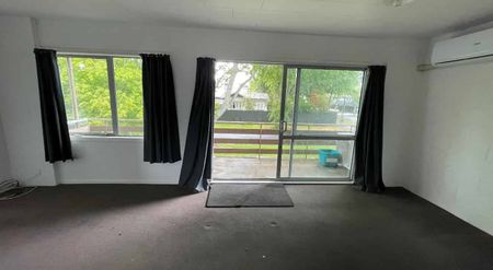 Stylish, refreshed one-bed living just minutes from the city - Photo 3