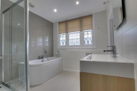 5 bedroom detached house to rent - Photo 2