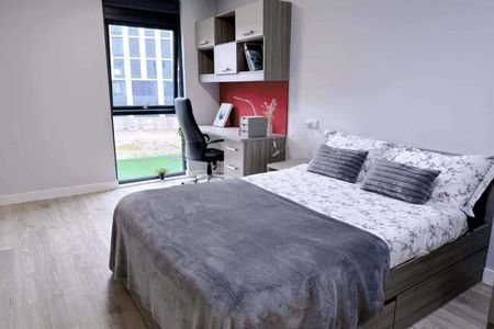 Classic 2 Bed Apartment - Photo 4