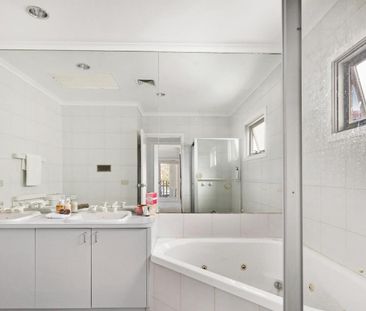 "Stylish Townhouse Oasis" - Photo 6
