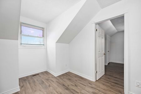 For Lease - 1 Grovepark Street, Richmond Hill, Ontario - Photo 2