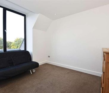 Albert Road, Horley, RH6 - Photo 1