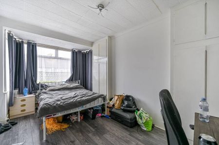 4 bedroom semi-detached house to rent - Photo 3