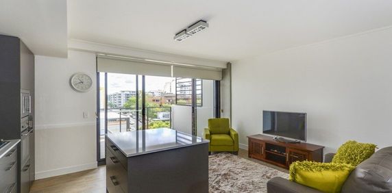 Large one bedroom furnished apartment - Photo 2