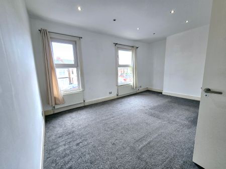 Spacious 4-Bed Terrace with Garden 3 Mins to Hendon Thameslink - Photo 3