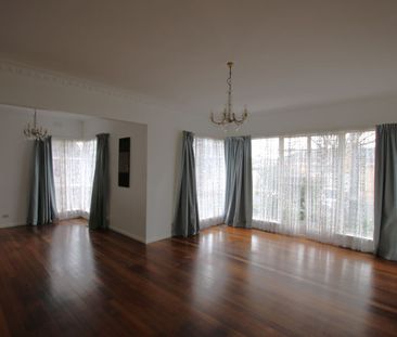 Spacious 3-Bedroom Home in Prime Keilor Park Location! - Photo 3