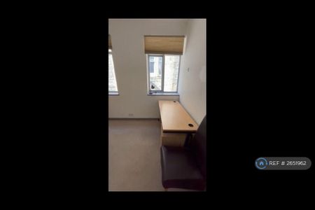 1 bedroom in a flat share to rent - Photo 3
