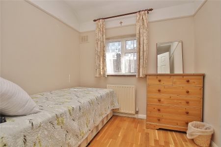 Nursery Road, Woking - 4 bedrooms Property for lettings - Seymours - Photo 4