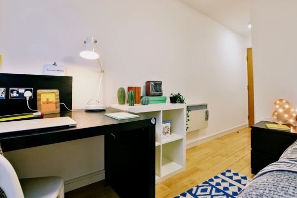 Classic 3 Bed Apartment - Photo 1